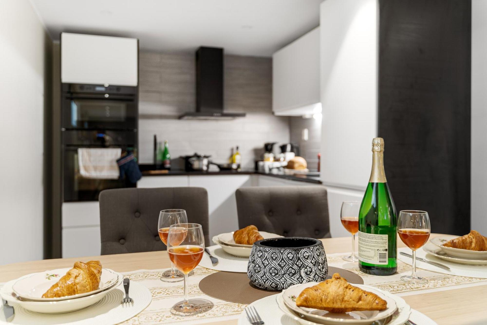 Solsiden Modern Stay: King Beds, Private Entry Trondheim Exteriör bild